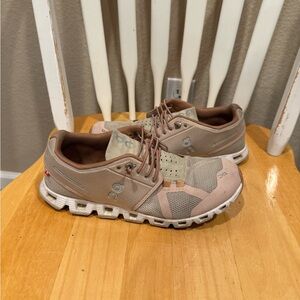 Women’s On Cloud (size 7)